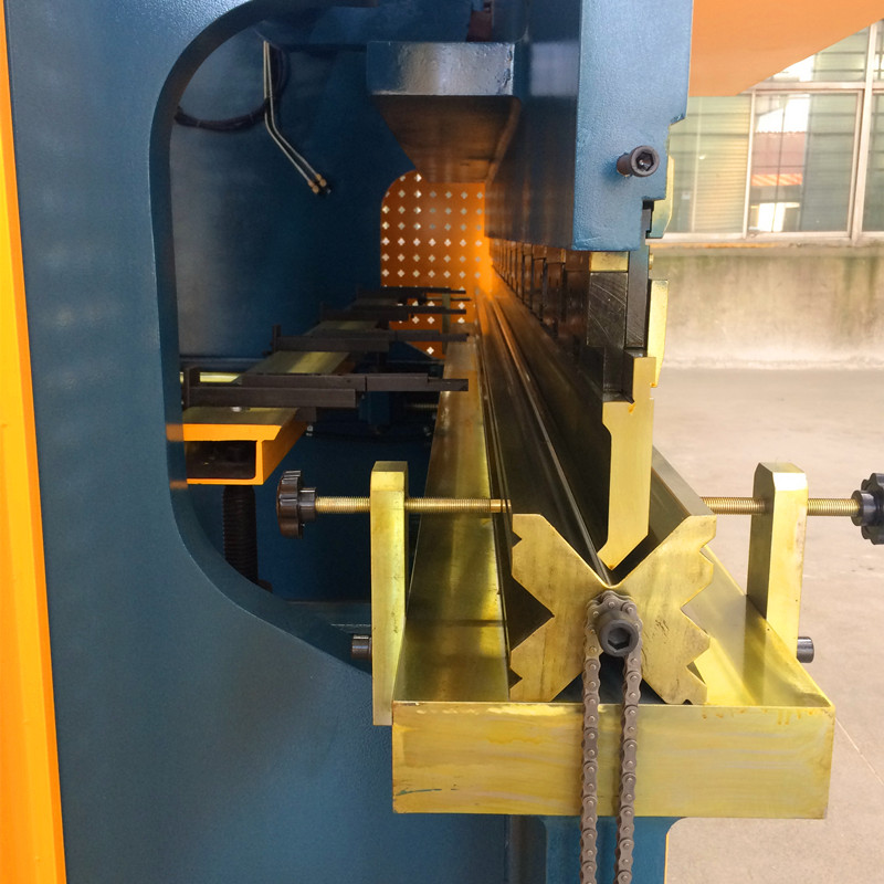 Нажмите на тормоз