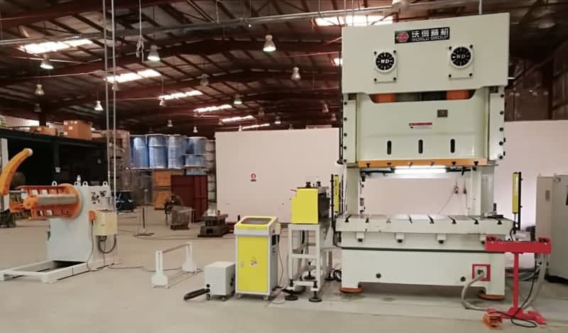 Линия подачи катушки с прессой