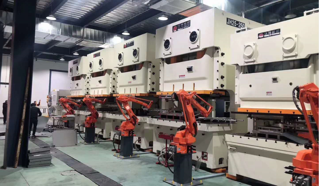 Пресс с рукой робота