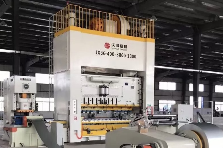 Грузовая пресса с фидерным устройством